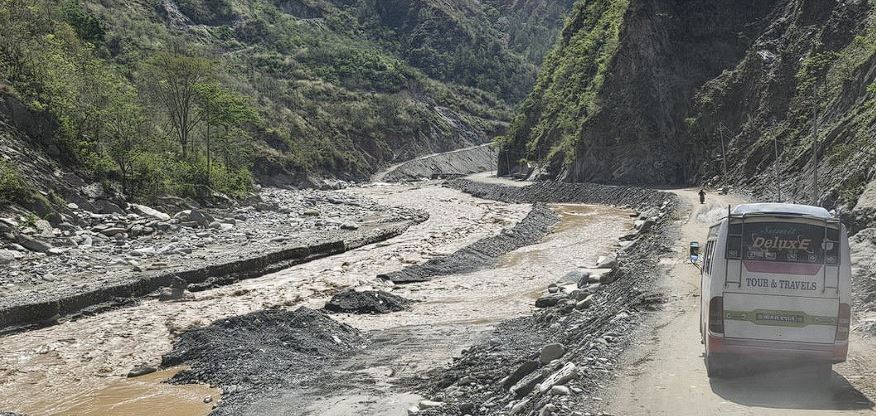 विपी राजमार्गमा राति १२ घण्टा यातायात सञ्चालनमा रोक